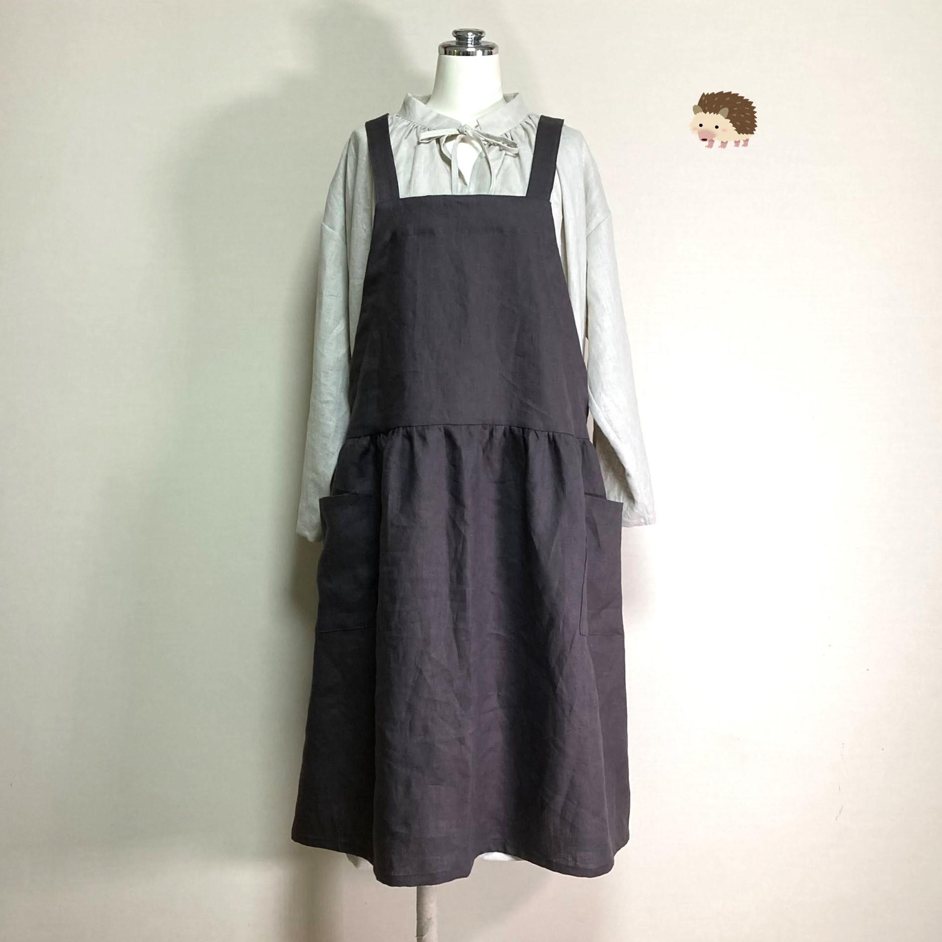 カラーリネン◆ギャザーエプロンワンピース◆チャコール◆フリーサイズ(中厚、リネン100%)1枚目の画像