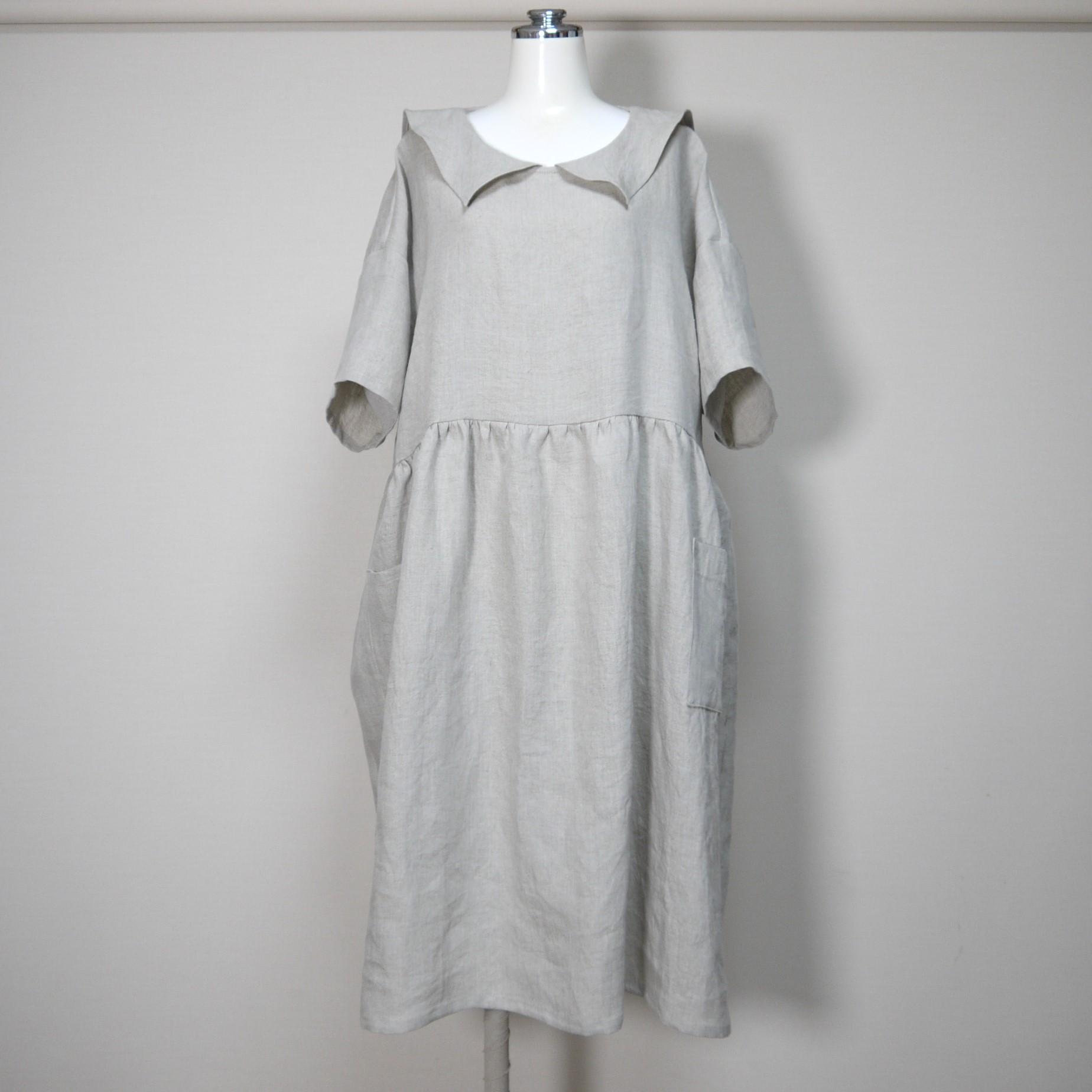 リネン◆ひらっとカラーのギャザーワンピース 半袖◆生成り◆フリーサイズ(中厚、リネン100%)1枚目の画像